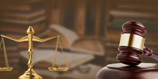 棕色简约法律法官天平金秤锤子律师展板背景法律背景